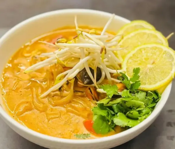 شوربة توم يام بالدجاج